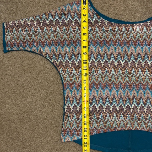 Large High-Low Short Sleeve Shirt - Picture 5 of 6